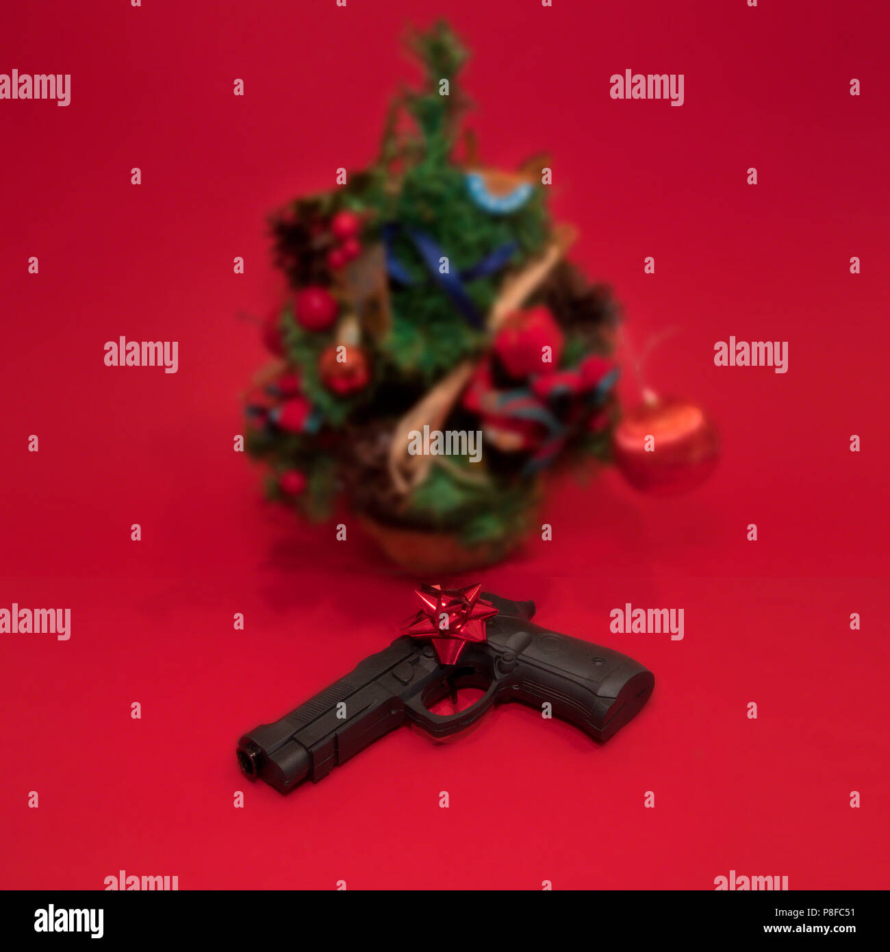 Pistolet avec un arc d'être doué pour Noël Banque D'Images