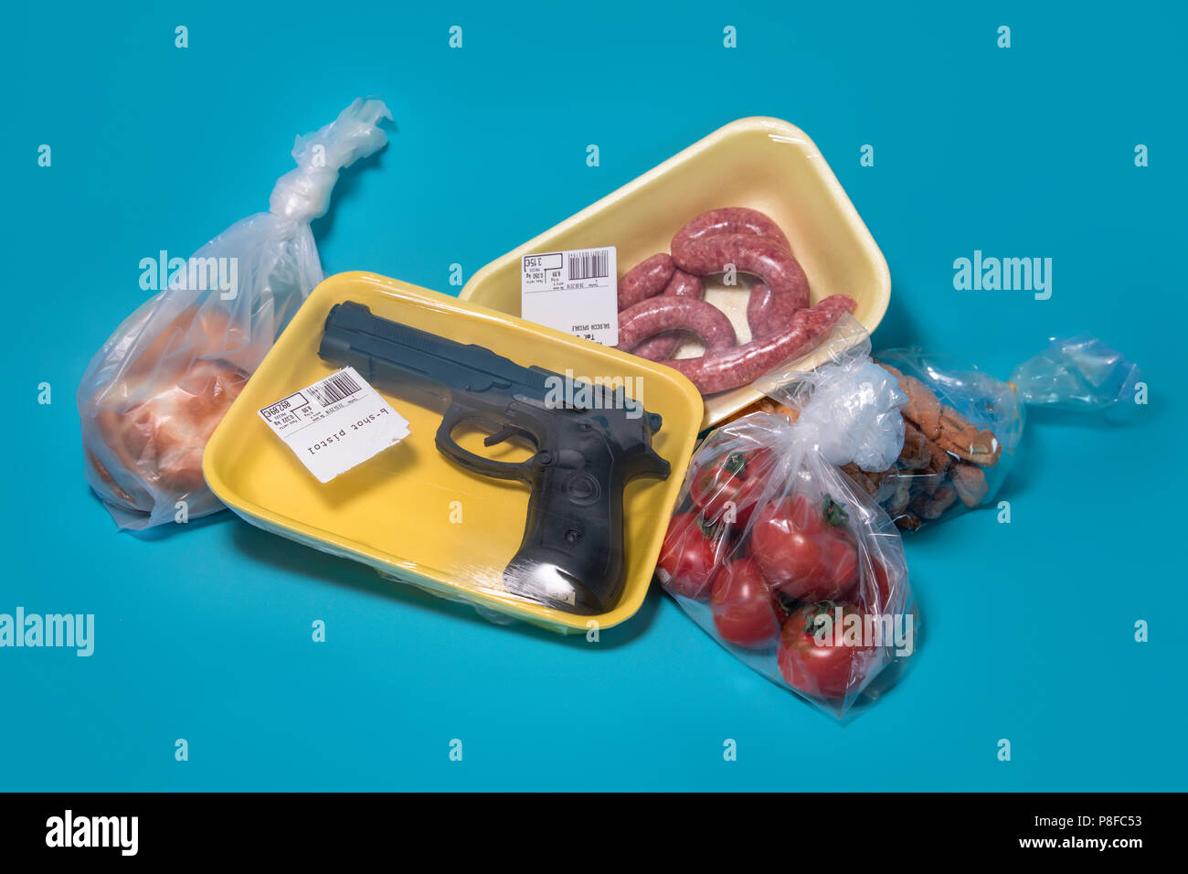 Gun shrinkwrapped à vendre avec de la nourriture dans un supermarché Banque D'Images