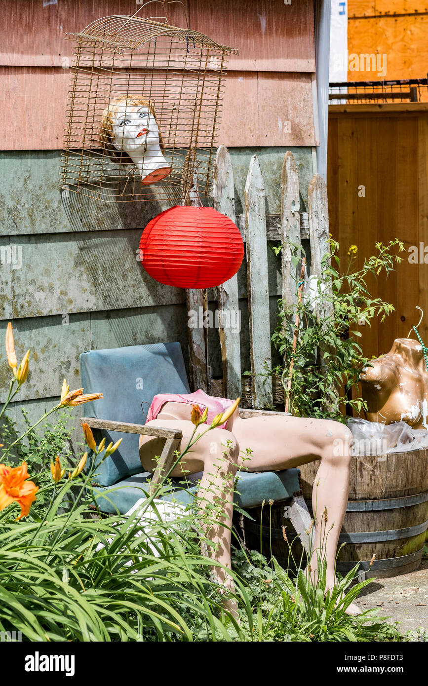 Décorations de jardin macabre, East Vancouver, Colombie-Britannique, Canada. Banque D'Images