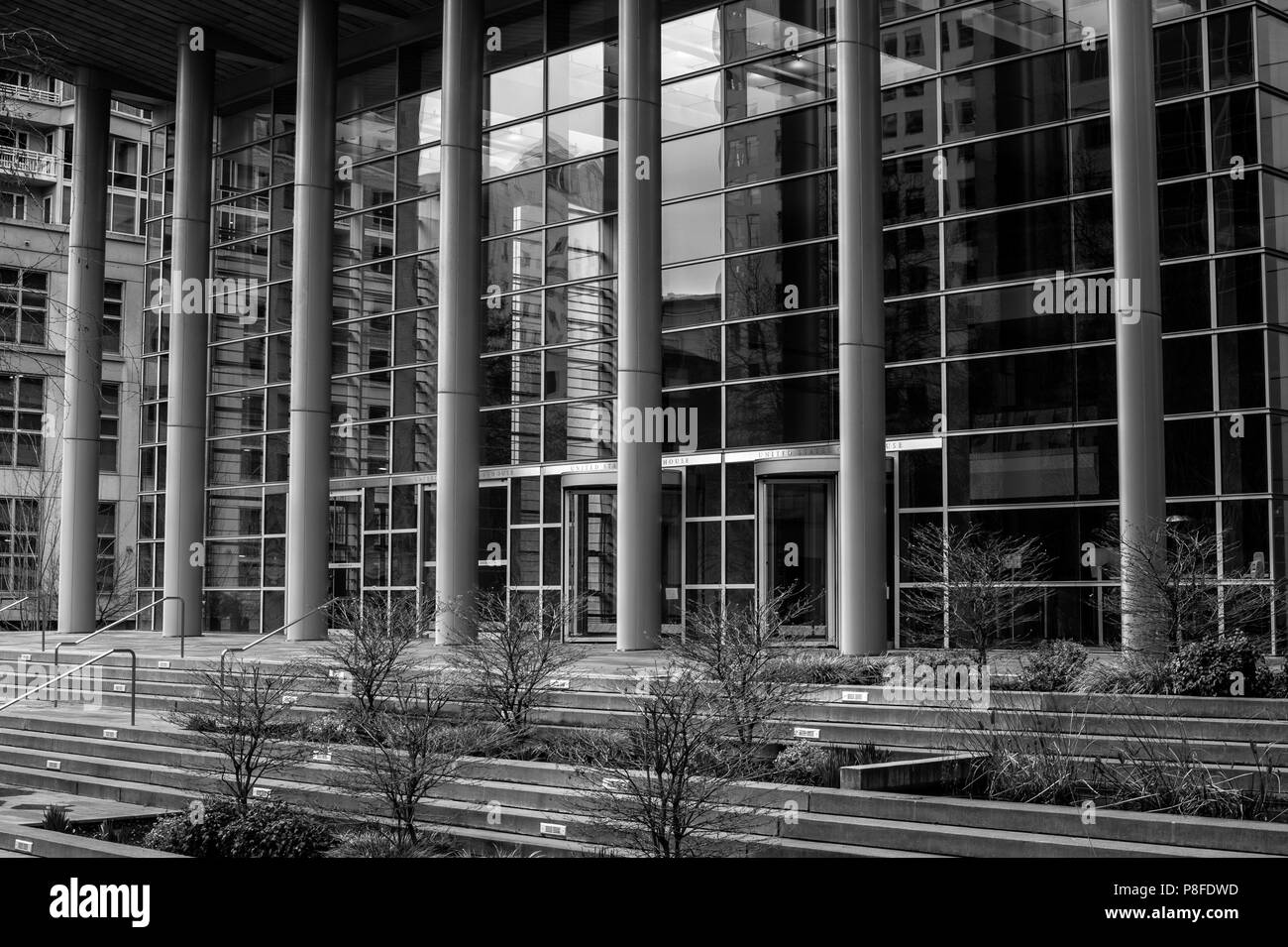 Centre-ville de Seattle tôt le matin avec abstract close-up de la façade de l'immeuble avec jardin Banque D'Images