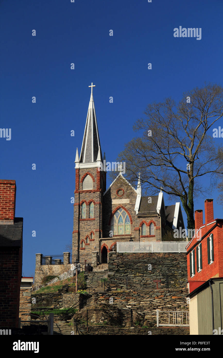 Le clocher de Saint Pierre Eglise Catholique Romaine s'élève bien au-dessus de la ville historique de Harpers Ferry, West Virginia, site d'une rébellion des esclaves a échoué Banque D'Images