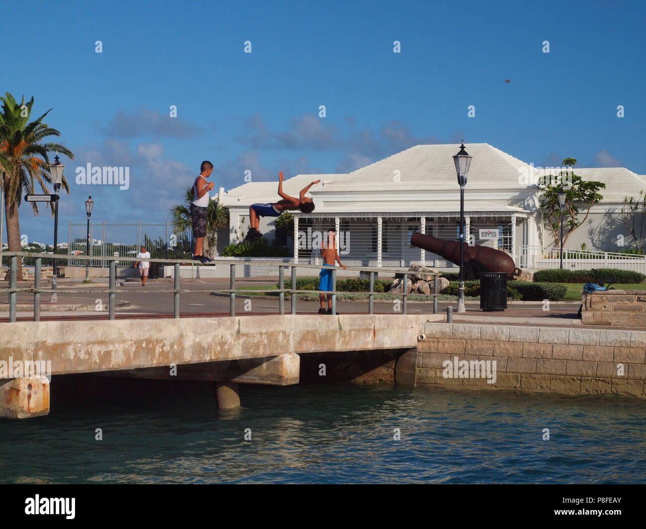 Des Bermudes local de plongée enfants garde-corps de pont dans l'eau près de l'île de munitions, aux Bermudes Banque D'Images