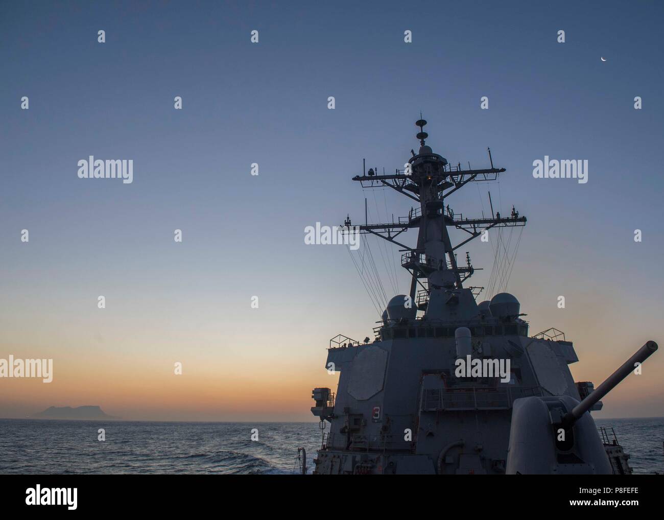 180709-N-IC246-0058 Détroit de Gibraltar (9 juillet 2018) missiles USS Arleigh Burke (DDG 51) passe le rocher de Gibraltar pendant la traversée du détroit de Gibraltar. Avec le porte-avions USS Harry S. Truman (CVN 75) comme le navire amiral, le déploiement d'aide d'attaque : personnel, des navires et des aéronefs de grève Transporteur Group (CSG), 8 (escadron de destroyers) 28 et Carrier Air Wing (CVW) 1 ; ainsi que Sachen-classe frégate allemande FGS Hessen (F 221). (U.S. Photo par marine Spécialiste de la communication de masse matelot Raymond Maddocks/libérés) Banque D'Images