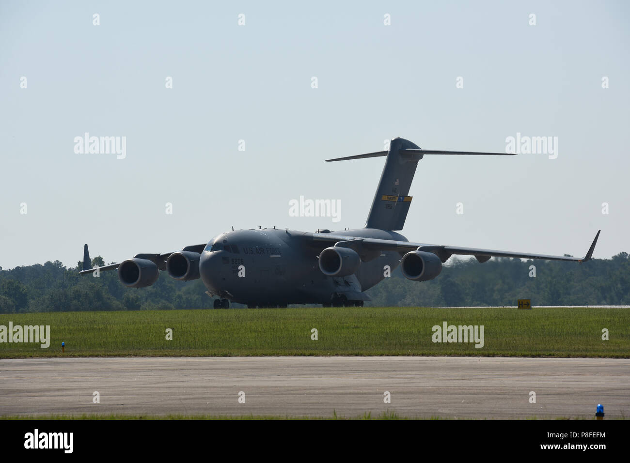 Les aviateurs américains de la 169e Escadre de chasse de la Caroline du Sud à McEntire Air National Guard Base de la Garde nationale mixte, Caroline du Sud, départ en U.S. Air Force C-17 Globemaster III grand avion de transport Joint Base Charleston, Caroline du Sud, le 11 juillet 2018. La Caroline du Sud Air National Guard's 169e Escadre de chasse est le déploiement de près de 300 aviateurs et environ une douzaine de F-16 Block 52 Fighting Falcon de chasseurs pour le 407e groupe expéditionnaire aérienne en Asie du Sud-Ouest, à l'appui d'une force expéditionnaire de la rotation. (U.S. Photo de la Garde nationale aérienne Aviateur Senior Ashleigh S. Pavelek) Banque D'Images