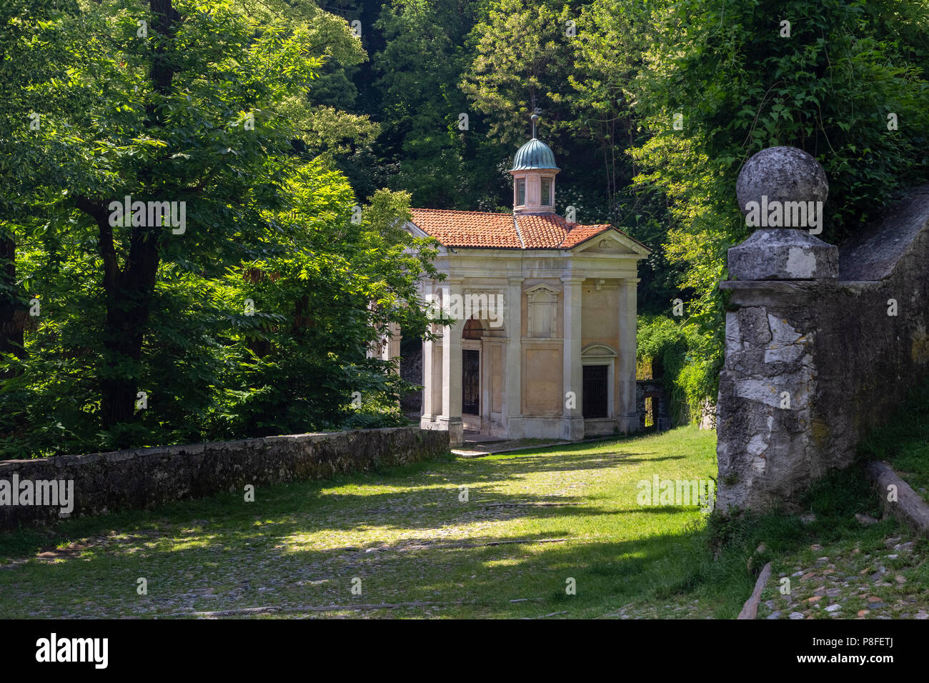Vue sur les chapelles et la voie sacrée de Sacro Monte di Varese, UNESCO World Heritage Site. Sacro Monte di Varese, Varèse, Lombardie, Italie. Banque D'Images