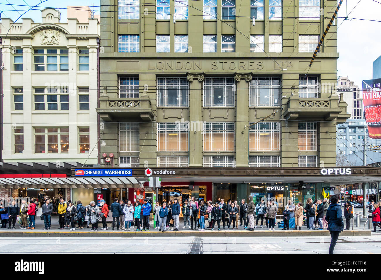 Des foules de gens qui attendent à l'arrêt de Bourke Street Mall. Ville de Melbourne, Victoria Australie. Banque D'Images
