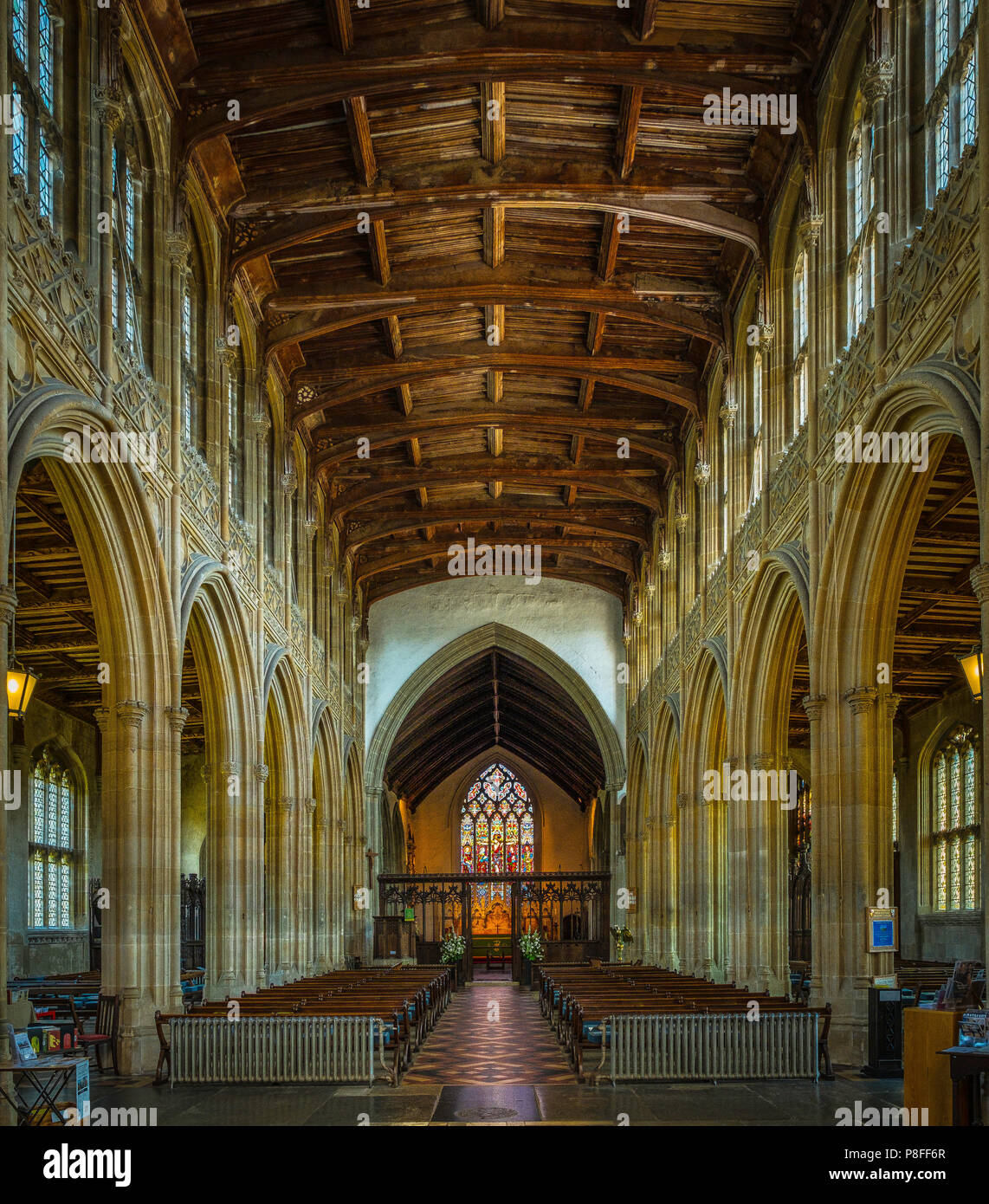 L'intérieur de Saint Pierre et Saint Paul dans l'église une Lavenham église paroissiale. La police et une grande partie de l'église datent du 14e siècle. Banque D'Images