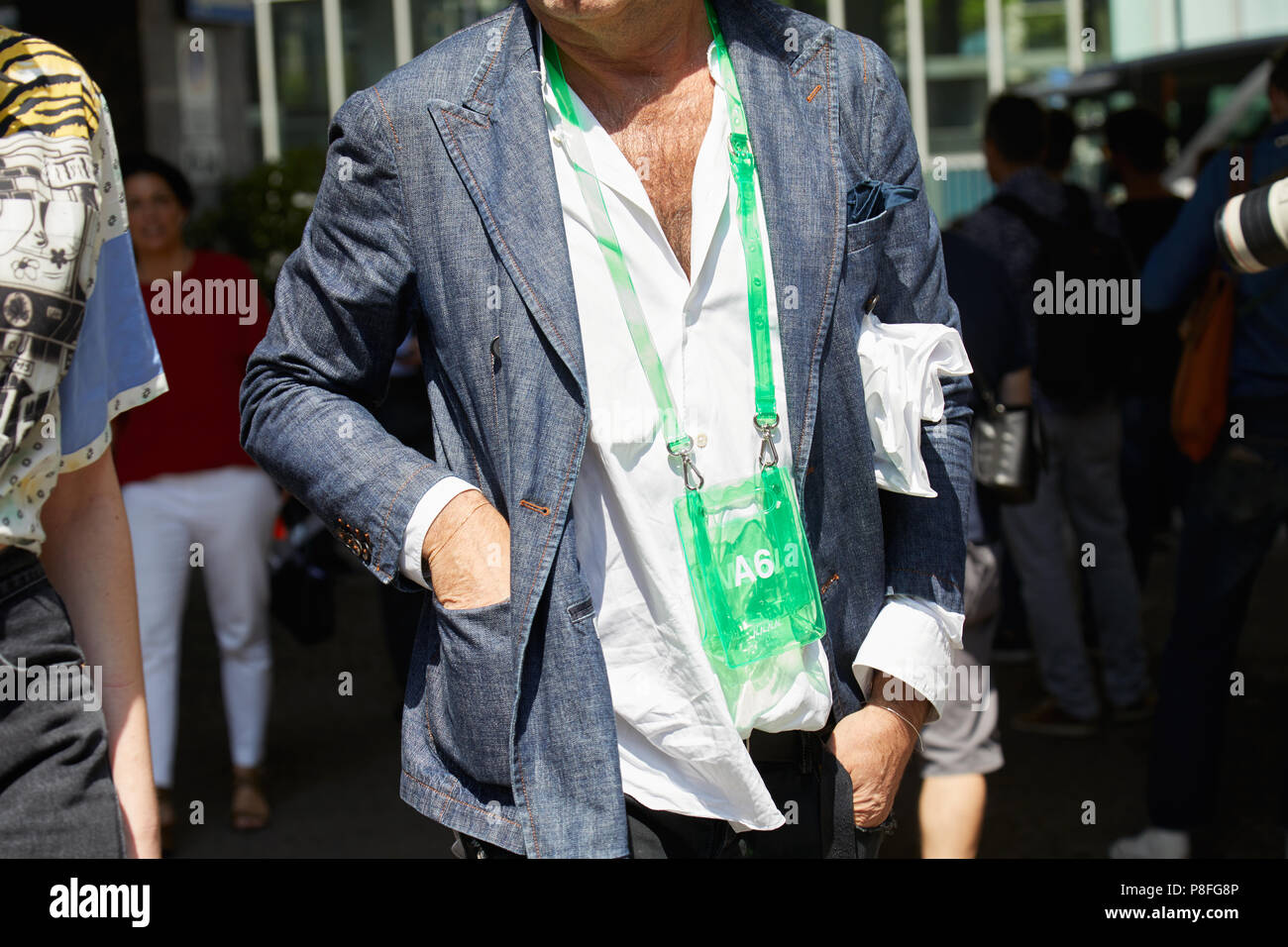 MILAN - 16 juin : l'homme avec poche vert, transparent, veste en jean et  chemise blanche avant de Marni fashion show, Milan Fashion Week street  style le 1 juin Photo Stock - Alamy