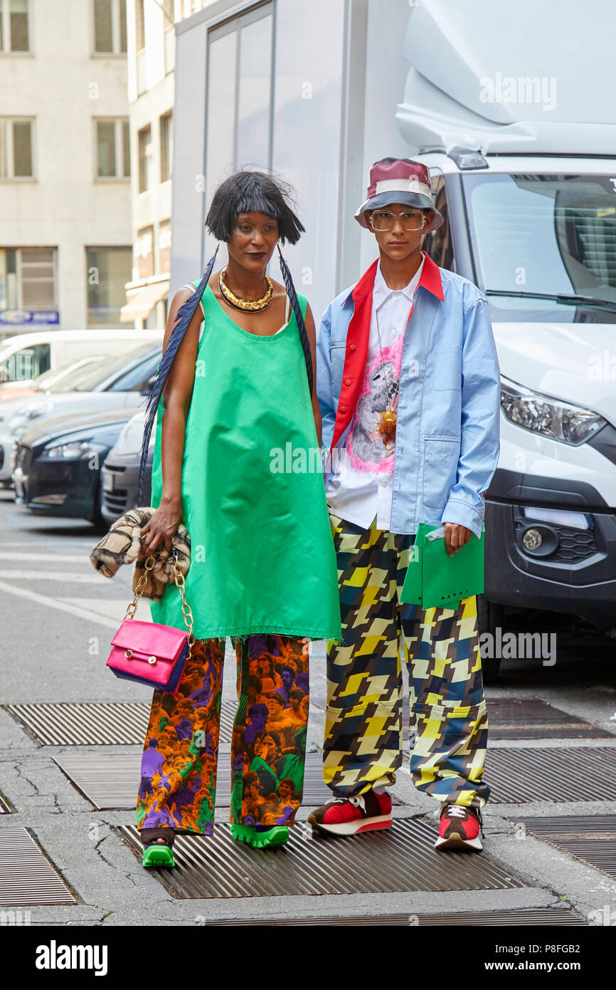 MILAN - 16 juin : homme et femme avec des vêtements avant de Marni fashion show, Milan Fashion Week street style le 16 juin 2018 à Milan. Banque D'Images