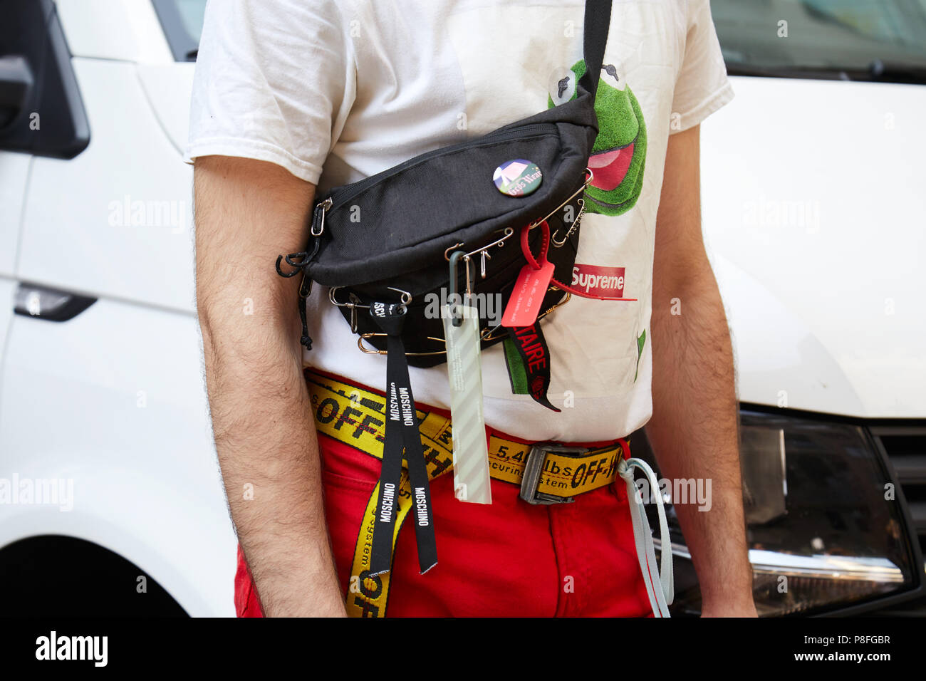 MILAN - 16 juin : l'homme avec ceinture blanche jaune éteint, pantalon  rouge et noir avec pochette logos marques de mode avant de Marni fashion  show, Milan Fashion Week Photo Stock - Alamy