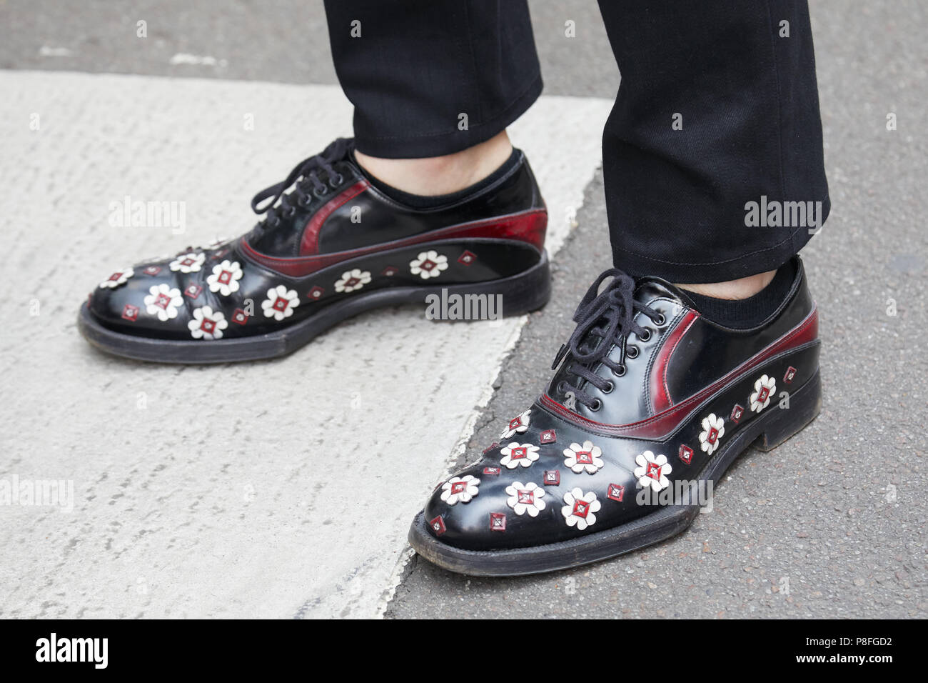 MILAN - 16 juin : l'homme avec des chaussures en cuir noir avec des fleurs  blanches avant de Marni fashion show, Milan Fashion Week street style le 16  juin 2018 à Milan Photo Stock - Alamy