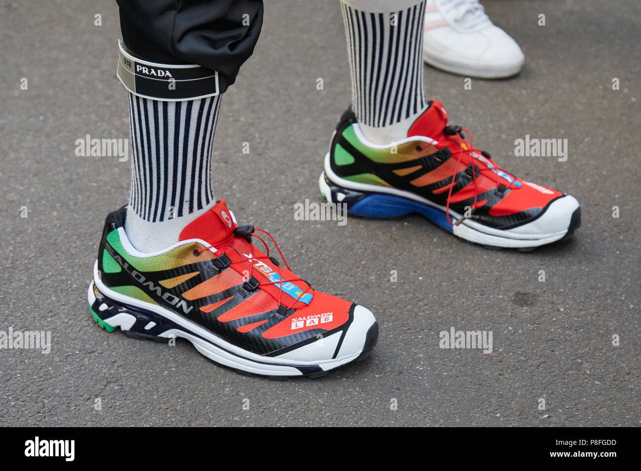 MILAN - 16 juin : Salomon Lab rouge, vert et blanc et chaussures Prada  pantalon avant Marni fashion show, Milan Fashion Week street style sur Juin  Photo Stock - Alamy