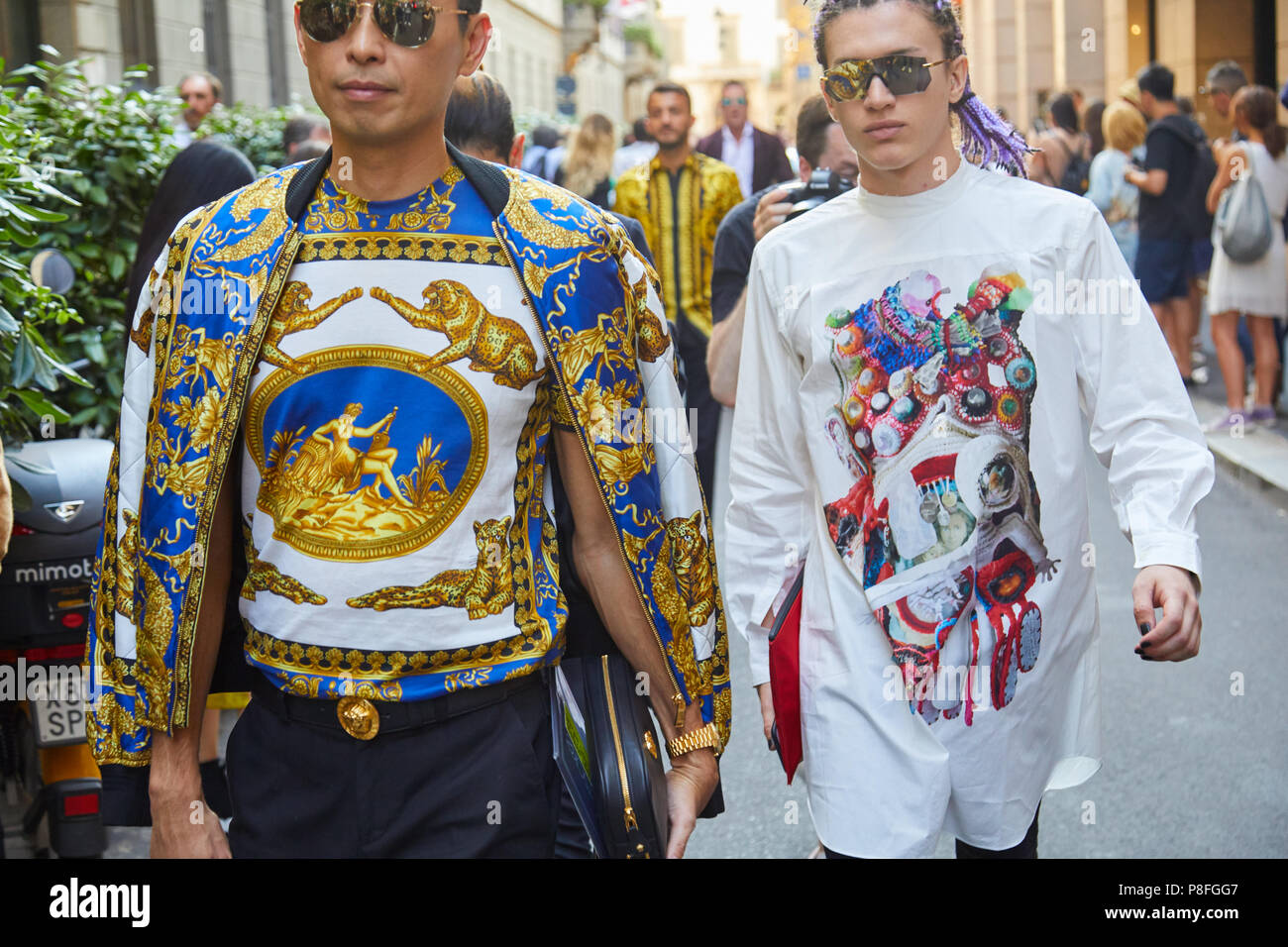 MILAN - le 16 juin : les hommes avec Versace chemise et veste avec  décorations d'or et de l'homme pourpre avec tresses avant Versace fashion  show, Milan Fashion Week Photo Stock - Alamy