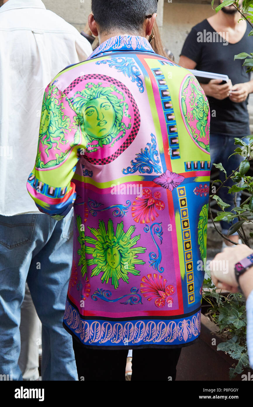 MILAN - 16 juin : Versace shirt colorée en rose, vert et bleu les couleurs  avant Versace fashion show, Milan Fashion Week street style le 1 juin Photo  Stock - Alamy