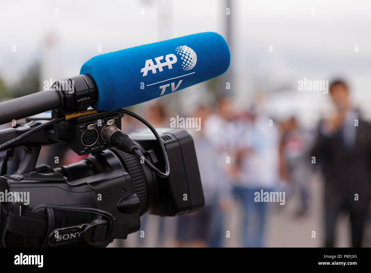 Saint-pétersbourg, Russie - le 10 juillet 2018 : Appareil photo de l'Agence France-Presse journalistes à Saint-Pétersbourg stadium avant la demi-finale de Coupe du Monde Banque D'Images