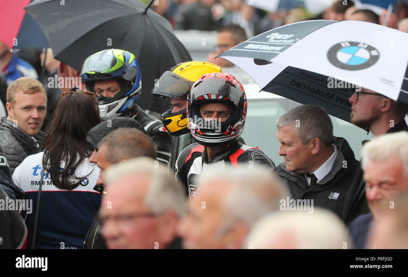 Moto Racing fans d'assister aux funérailles de champion de course William Dunlop à Garryduff Presbyterian Church, Ballymoney après sa mort dans un accident au cours de la pratique de l'Skerries 100 dans le comté de Dublin. Banque D'Images