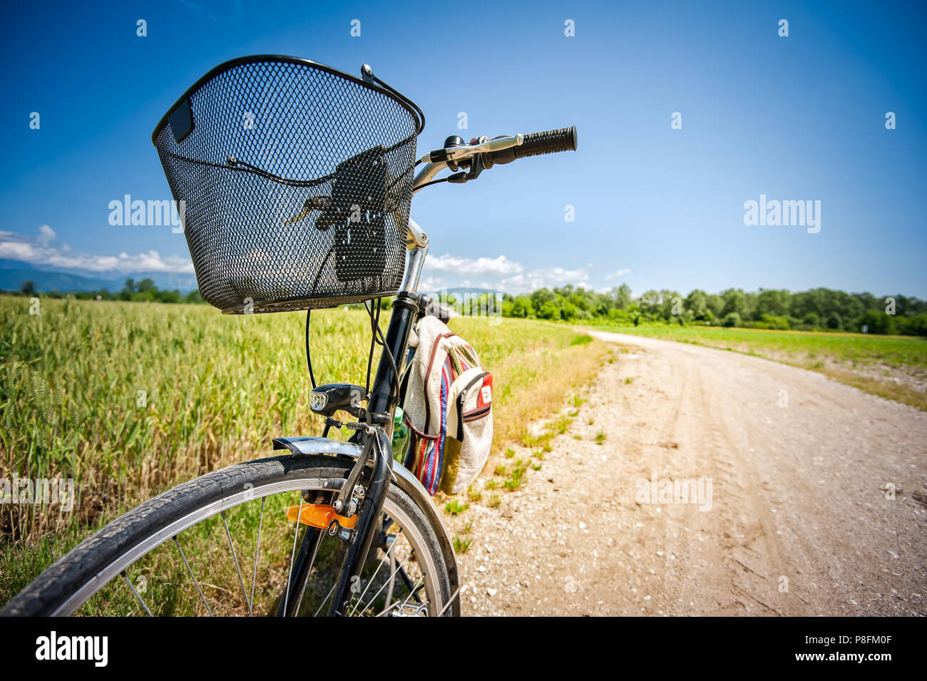 Close Up sur location on rural road. Concept Image aux modes de vie, les voyages à vélo. Banque D'Images