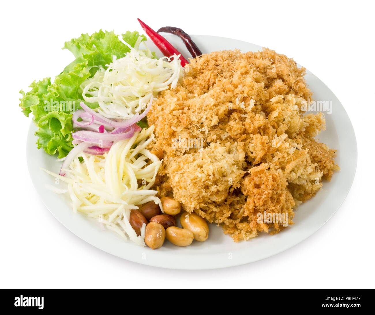 La cuisine thaï et de l'alimentation, Vue de dessus croustillant salade de poisson-chat thaï traditionnel servi avec chêne vert, mangue verte râpé, l'oignon rouge, le chou, le piment et Pe Banque D'Images