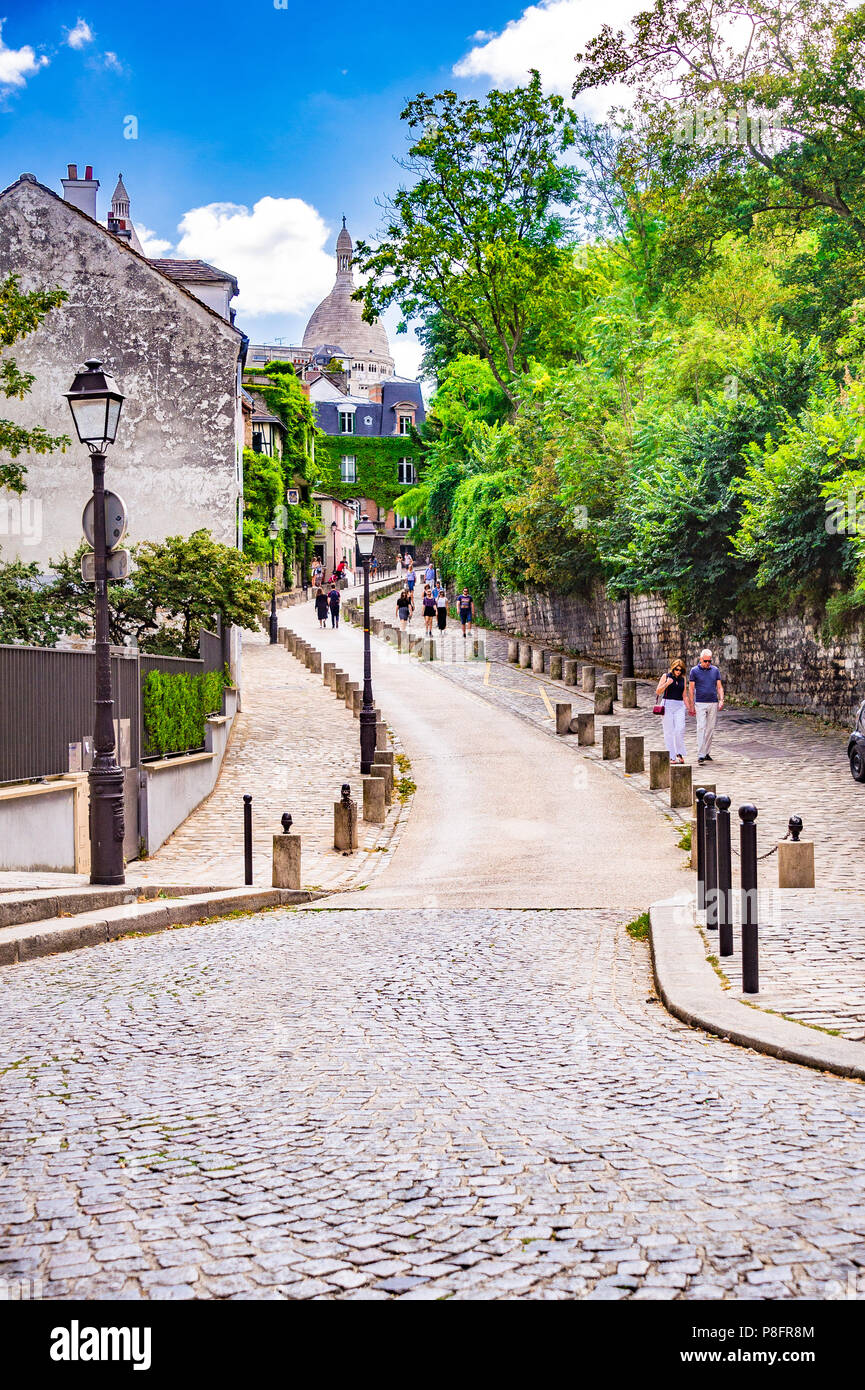 La liquidation célèbre rue de l'Abreuvoir à Montmartre offre une vue sur Basilique du Sacré-Cœur, Paris, France. Banque D'Images