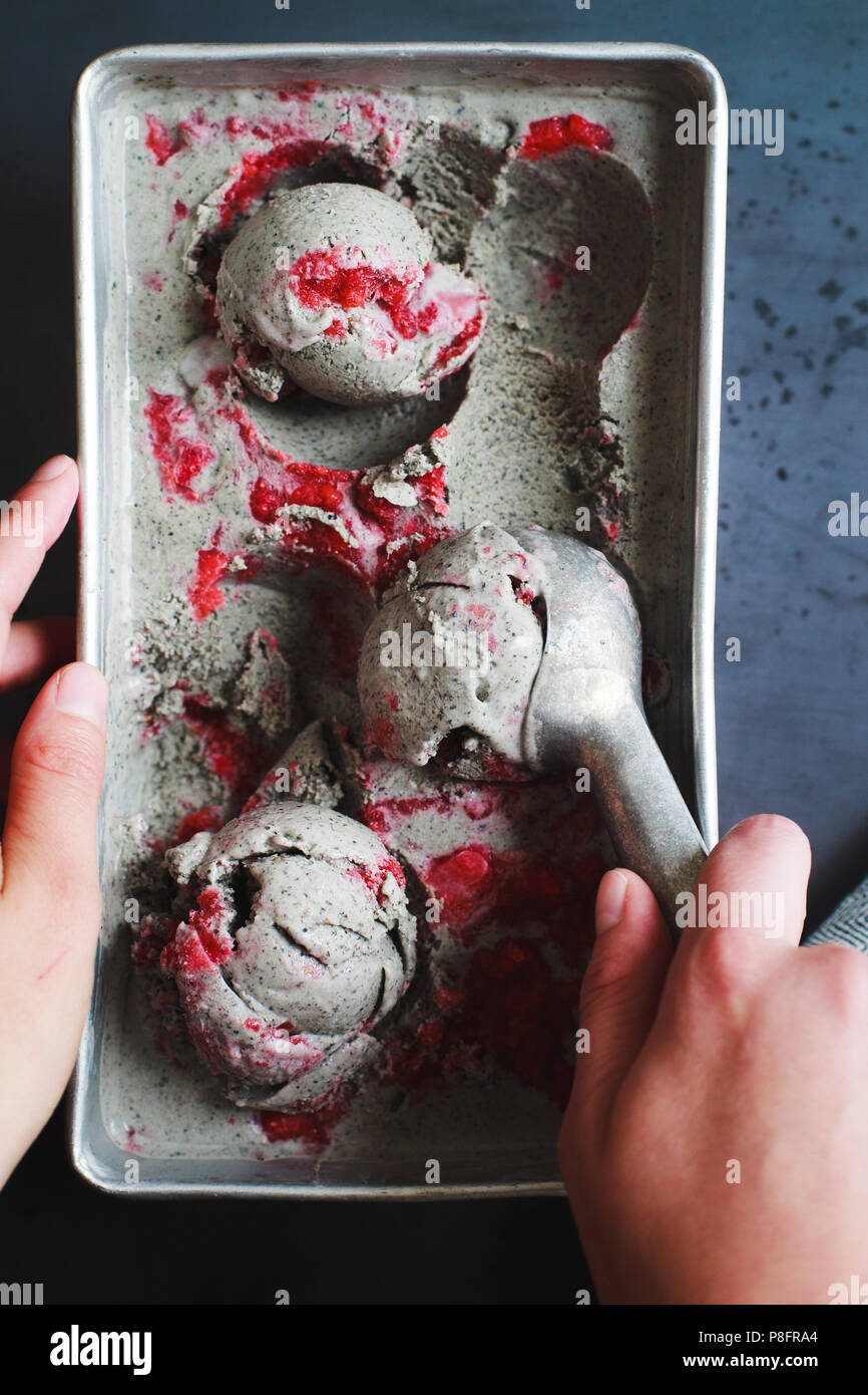 Graines de sésame noir avec de la crème glacée tourbillon fraise Banque D'Images
