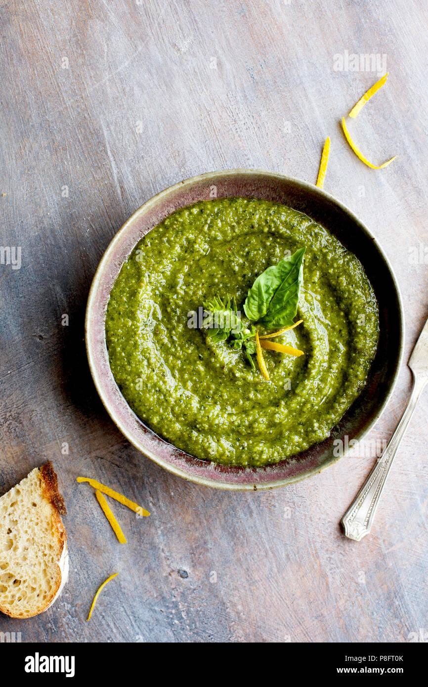 Pesto de basilic citron servi avec du pain Banque D'Images