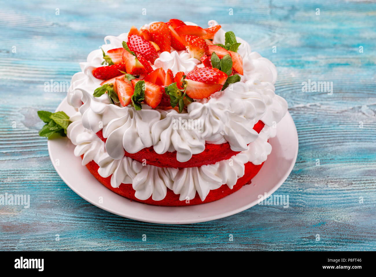 Fraise Et Creme Gateau Eponge Dessert D Ete Maison En Bois Sur La Table Bleu Photo Stock Alamy