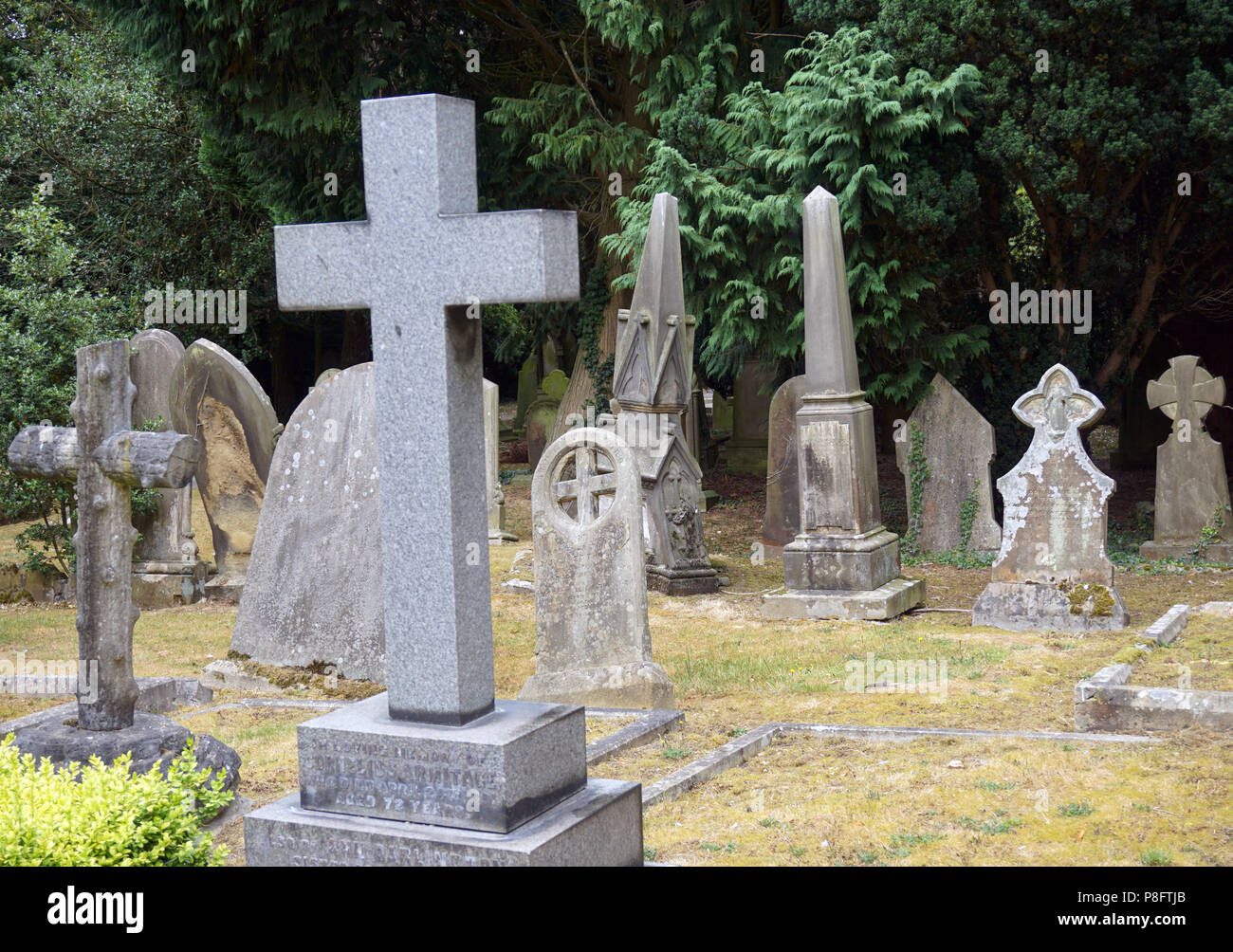 Old Victorian négligé les pierres tombales dans le cimetière Cimetière Ouest Darlington Banque D'Images