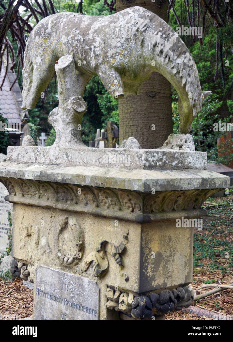 Old Victorian négligé les pierres tombales dans le cimetière Cimetière Ouest Darlington Banque D'Images