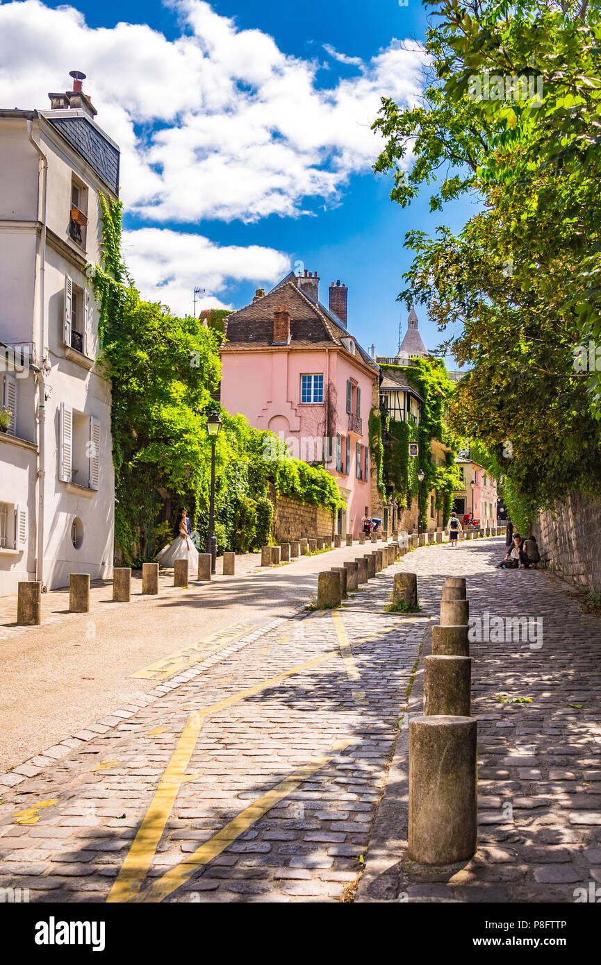 La célèbre rue de l’Abreuvoir et La Maison Rose à Montmartre, Paris