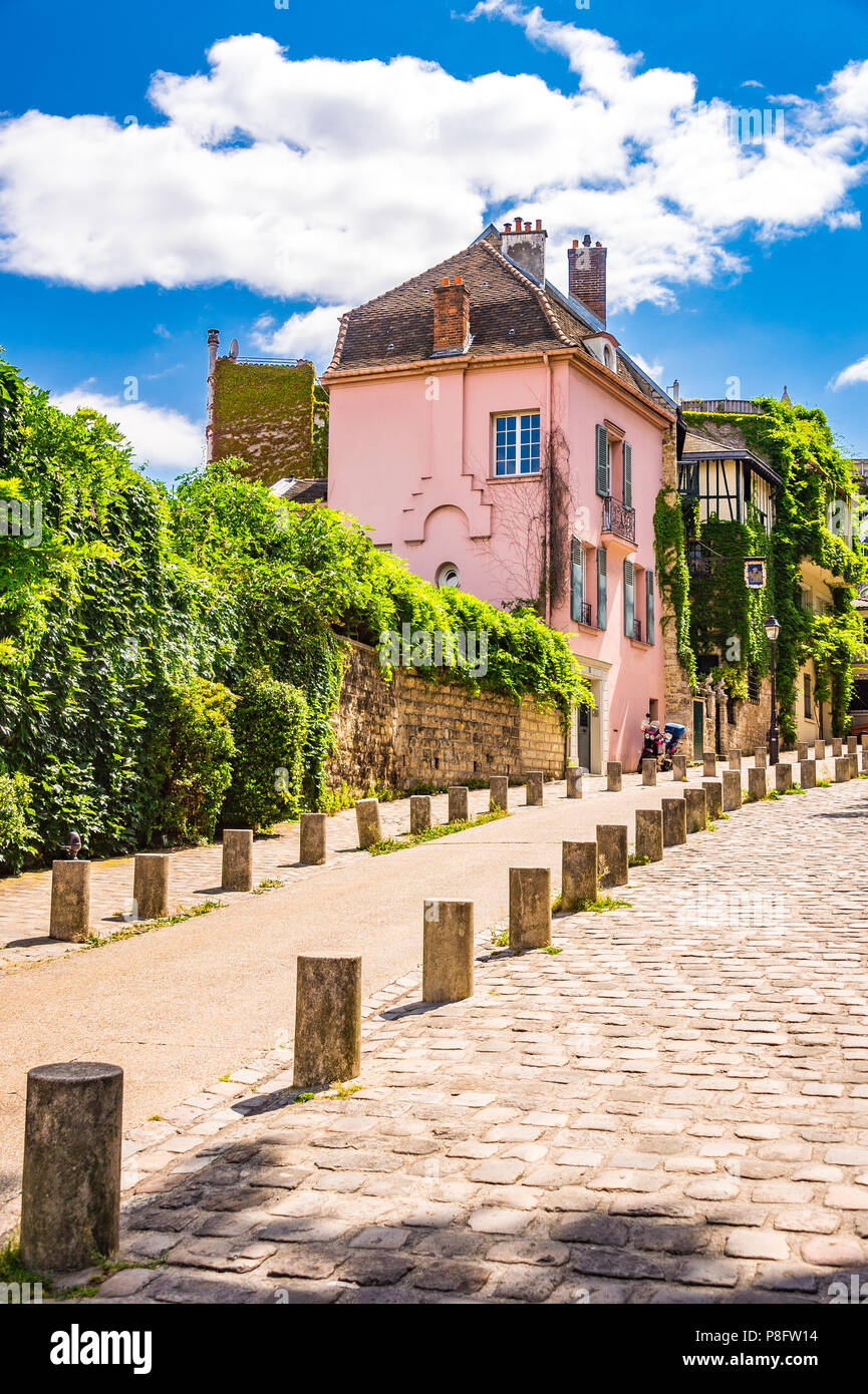 La célèbre rue de l'Abreuvoir et La Maison Rose à Montmartre, Paris, France Banque D'Images