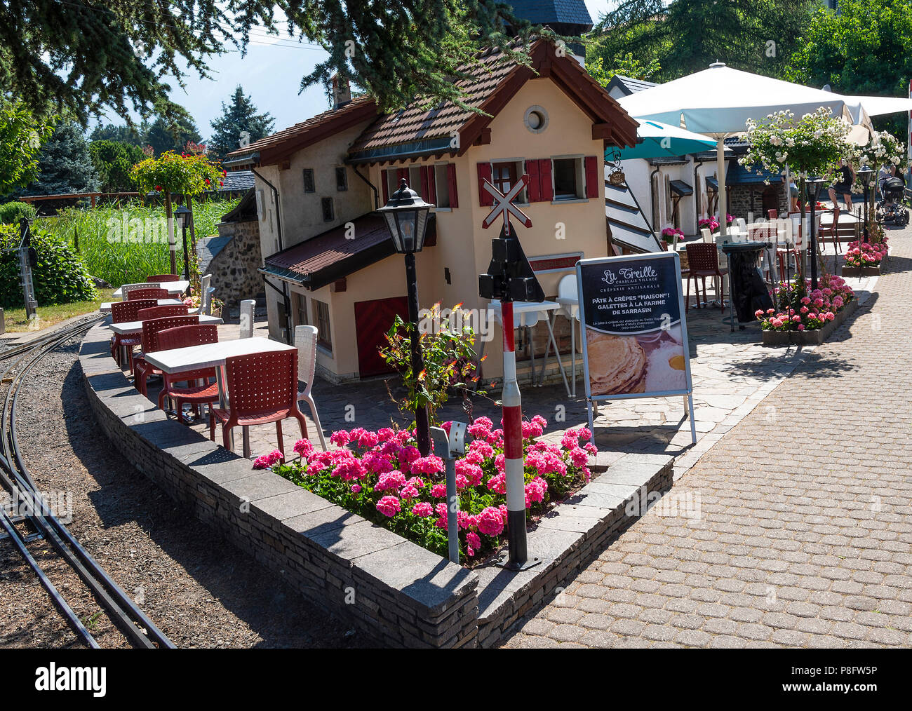 La Creille Creperie au village de Chablais au chemin de fer miniature suisse Vapeur Parc, près du lac Léman le Bouveret Suisse Banque D'Images