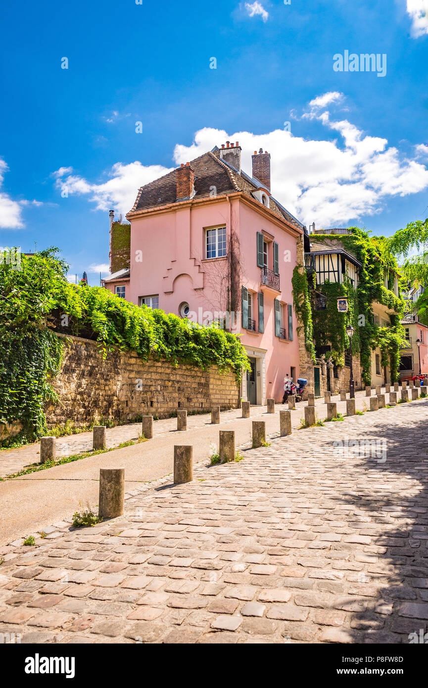 La célèbre rue de l'Abreuvoir et La Maison Rose à Montmartre, Paris, France Banque D'Images
