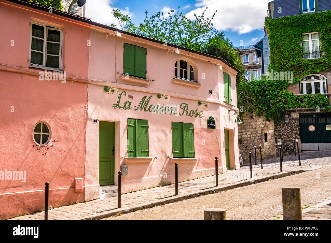 La célèbre rue de l'Abreuvoir et La Maison Rose à Montmartre, Paris, France Banque D'Images