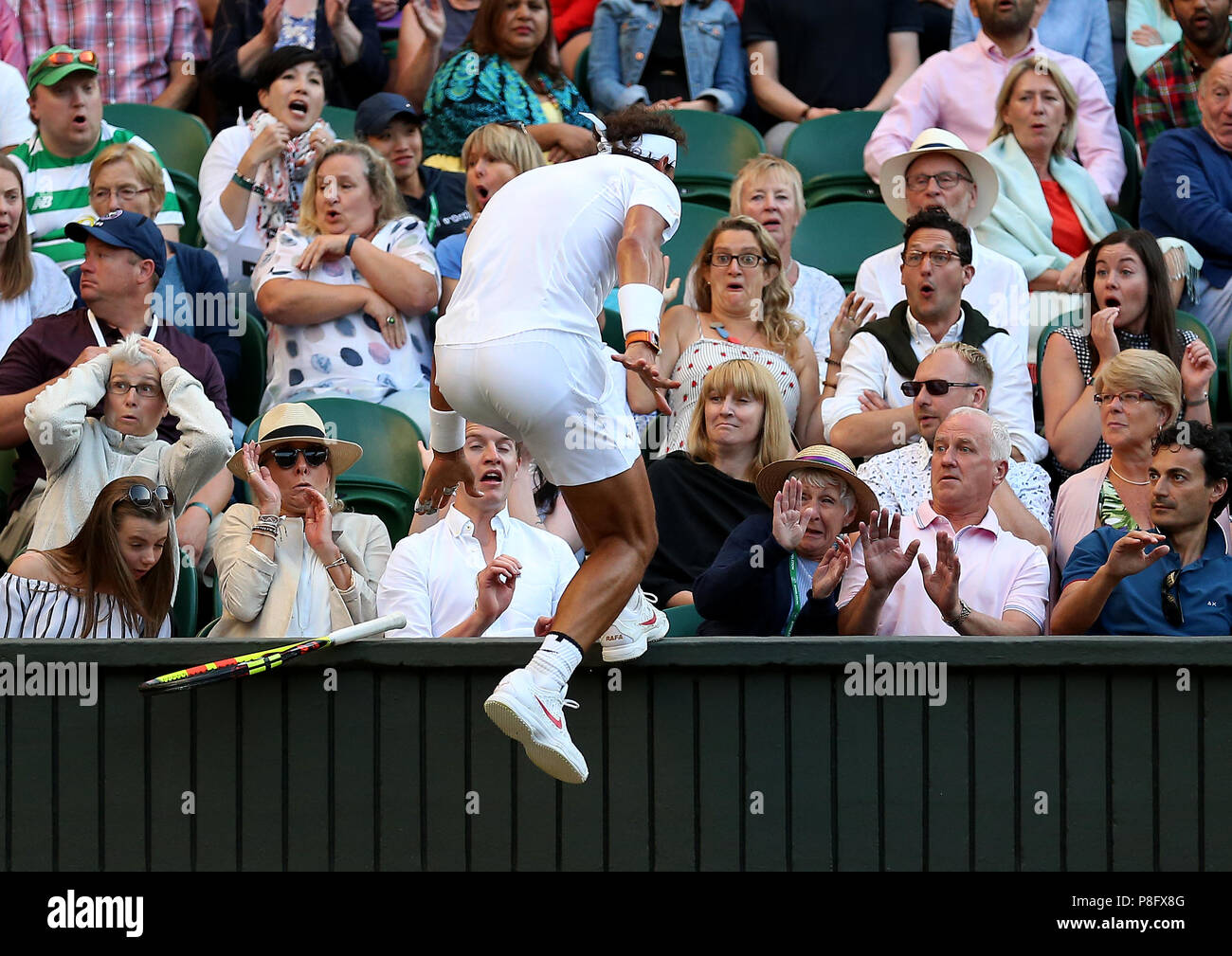 Rafael Nadal se retrouve dans la foule après avoir joué un coup sur neuf jours du tournoi de Wimbledon à l'All England Lawn Tennis et croquet Club, Wimbledon. Banque D'Images