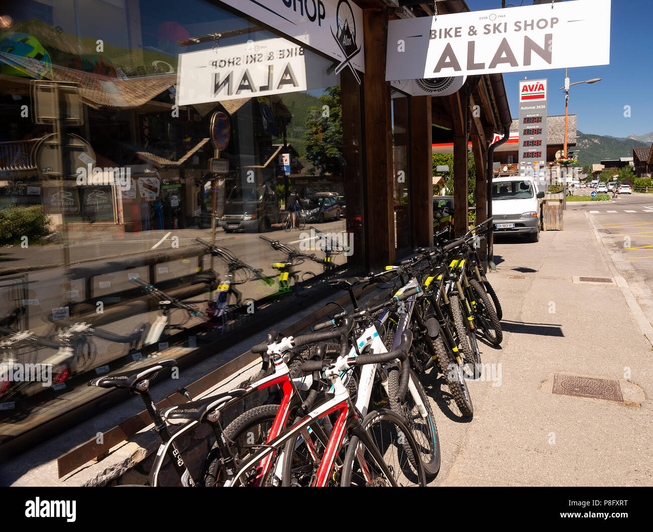 Vélos alignés devant Alan Bike & ski Shop avec station essence en arrière-plan à Morzine haute-Savoie portes du Soleil France Banque D'Images