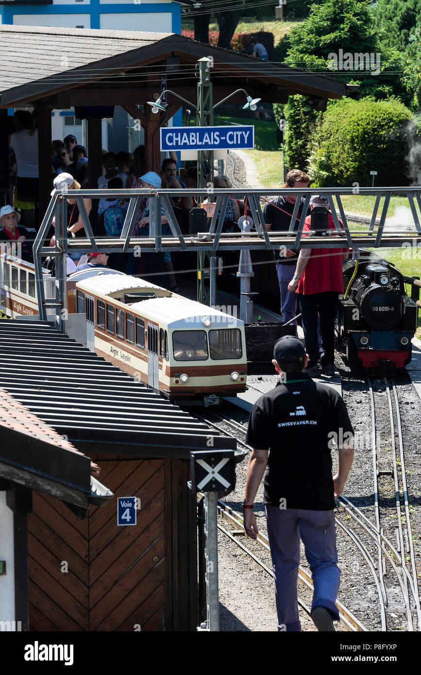 Deux trains de voyageurs miniatures à la gare de Chablais-City au Parc suisse des Vapeurs, près du lac Léman le Bouveret Suisse Banque D'Images