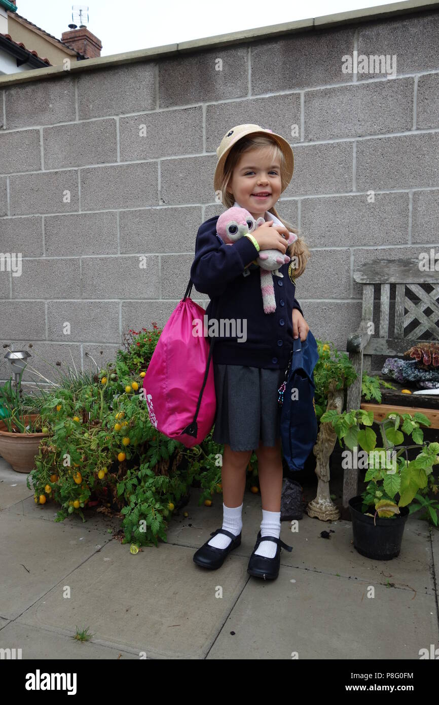 Jeune jolie fille première journée de retour de l'école primaire Banque D'Images