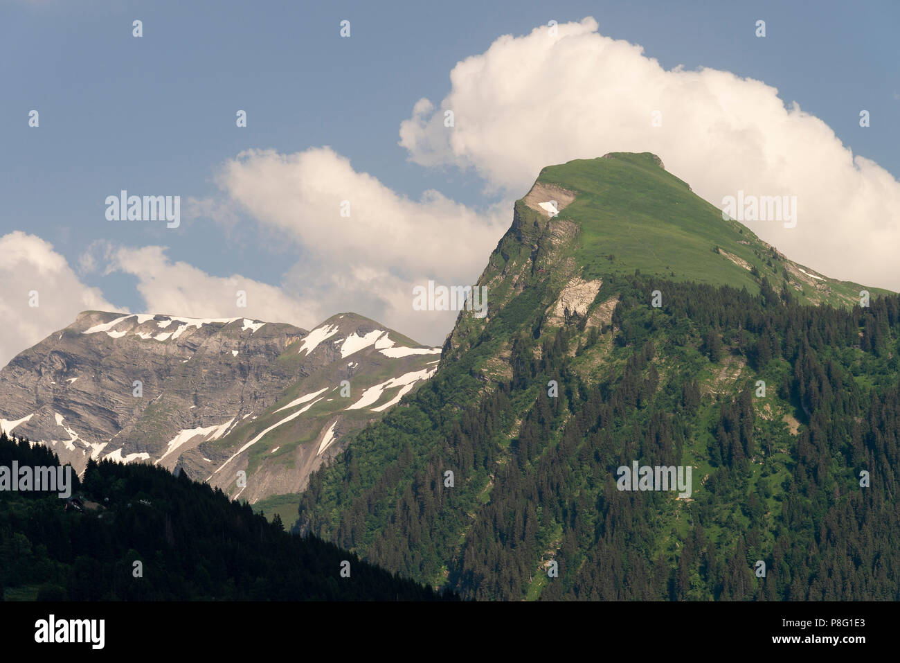 La belle Pointe de Ressachaux et Les Fangles montagnes dans les Alpes françaises au-dessus de Morzine Haute Savoie Portes du Soleil France Banque D'Images