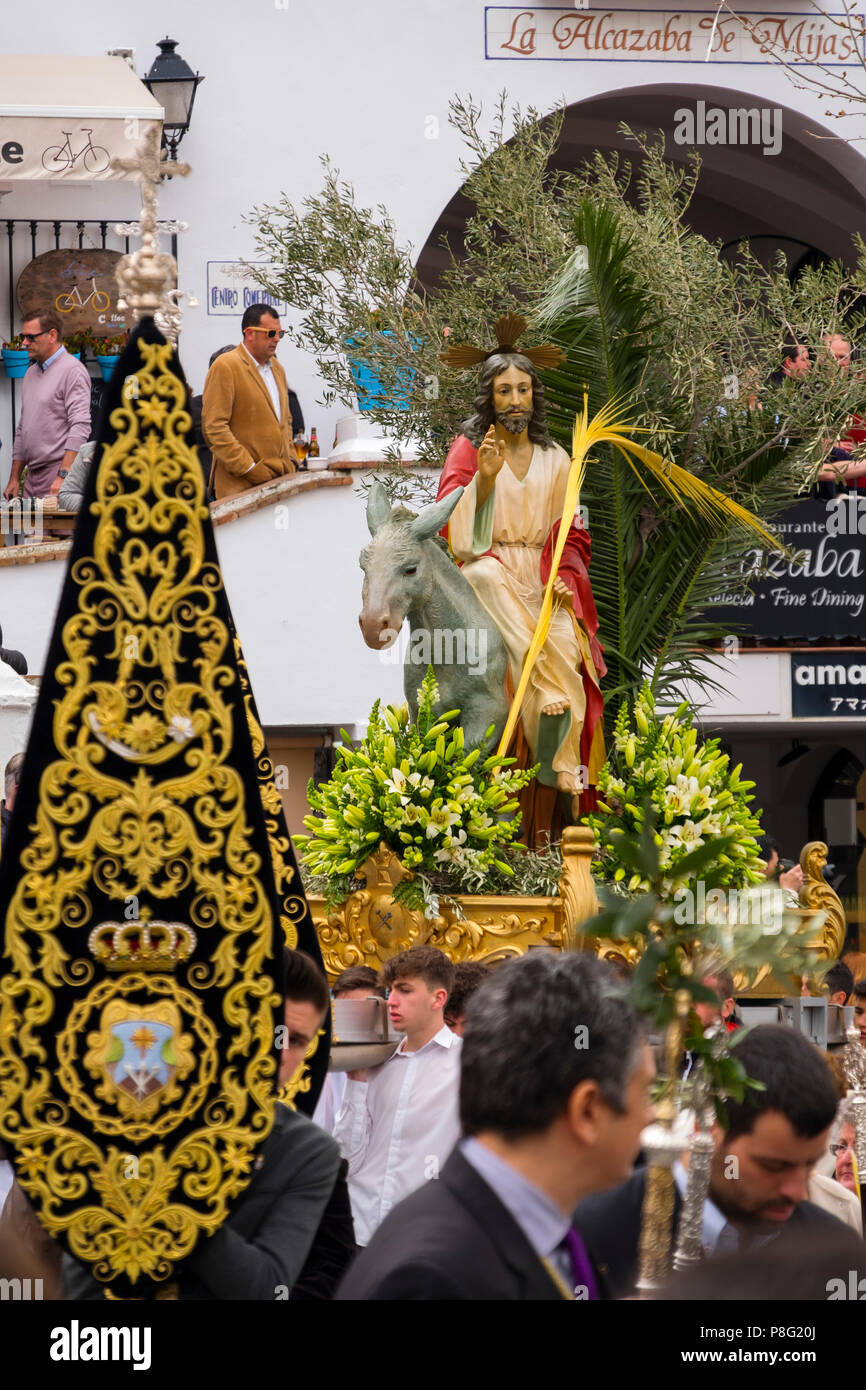 La Semaine Sainte. Procession des Rameaux, la semaine de Pâques. Village blanc de Mijas, à la province de Malaga, Costa del Sol, Andalousie, Espagne Europe Banque D'Images