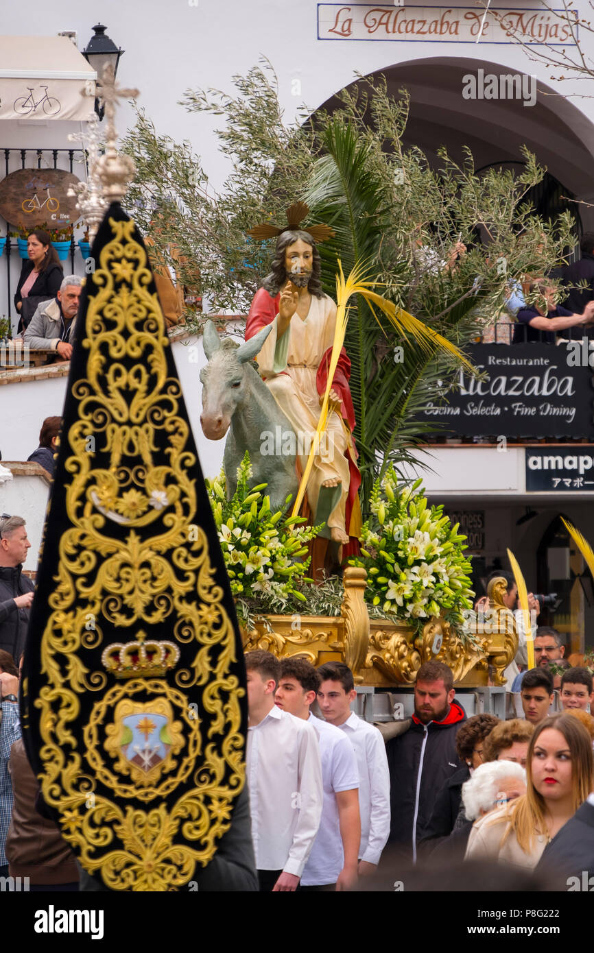 La Semaine Sainte. Procession des Rameaux, la semaine de Pâques. Village blanc de Mijas, à la province de Malaga, Costa del Sol, Andalousie, Espagne Europe Banque D'Images