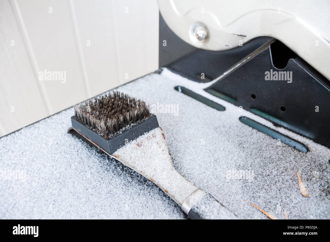 Pour l'épurateur d'un barbecue couvert de neige à la fin de la saison d'été Banque D'Images