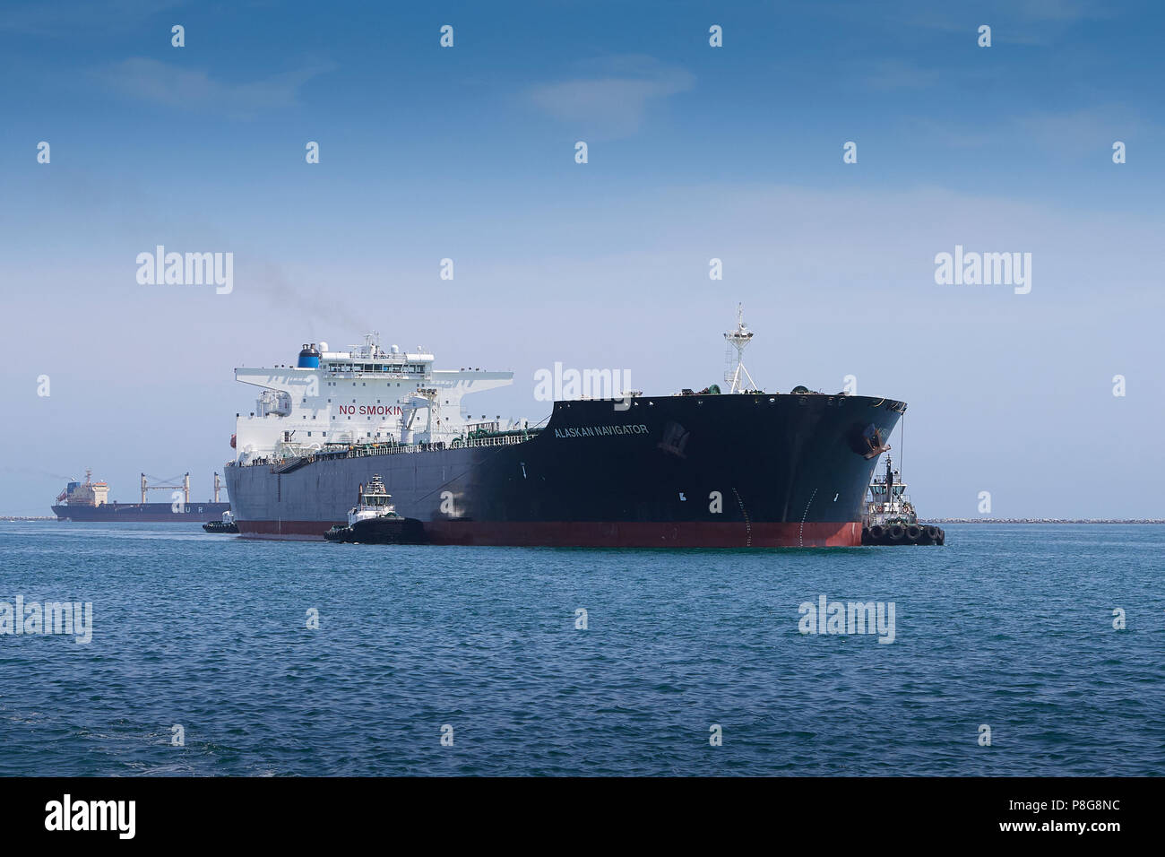 Foss Maritime Guide des remorqueurs le géant pétrolier, de l'ALASKA, Navigator, alors qu'il entre dans le Port de Long Beach, Californie, USA. Banque D'Images