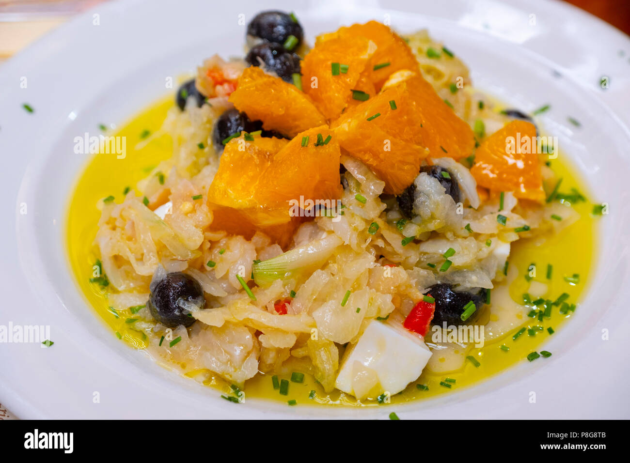 Remojón granadino. Tapa typique d'orange, l'oignon, olive noire, salade de morue et d'œufs. La ville de Grenade. Andalousie, Espagne du sud Europe Banque D'Images