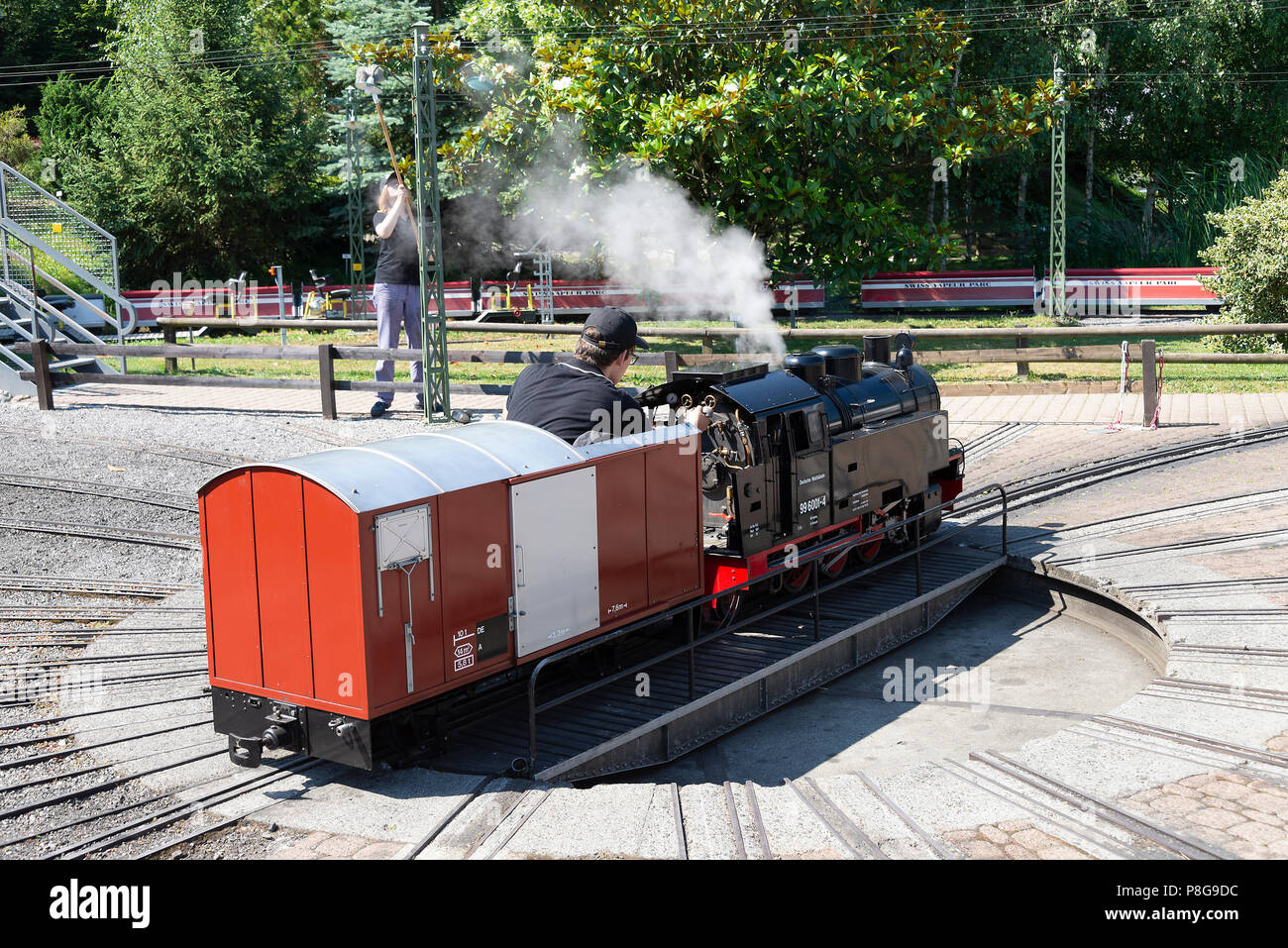 Un moteur miniature de chemin de fer à vapeur avec chauffeur sur une plaque tournante au chemin de fer miniature suisse Vapeur Parc, près du lac Léman le Bouveret Suisse Banque D'Images