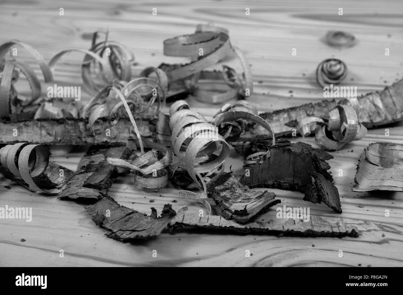 Copeaux de bois sur une table de bois en noir et blanc. Banque D'Images