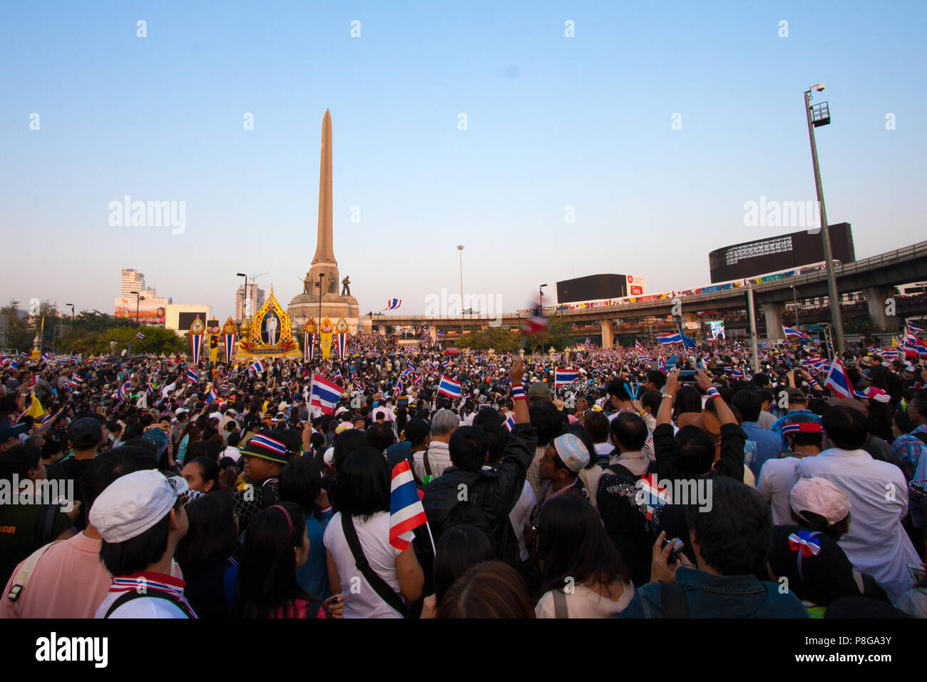BANGKOK-DEC 22:personnes non identifiées à Victory Monument à expulser Yingluck et demander à la réforme avant l'élection le 22 décembre 2013 à Bangkok, Thaïlande. Banque D'Images
