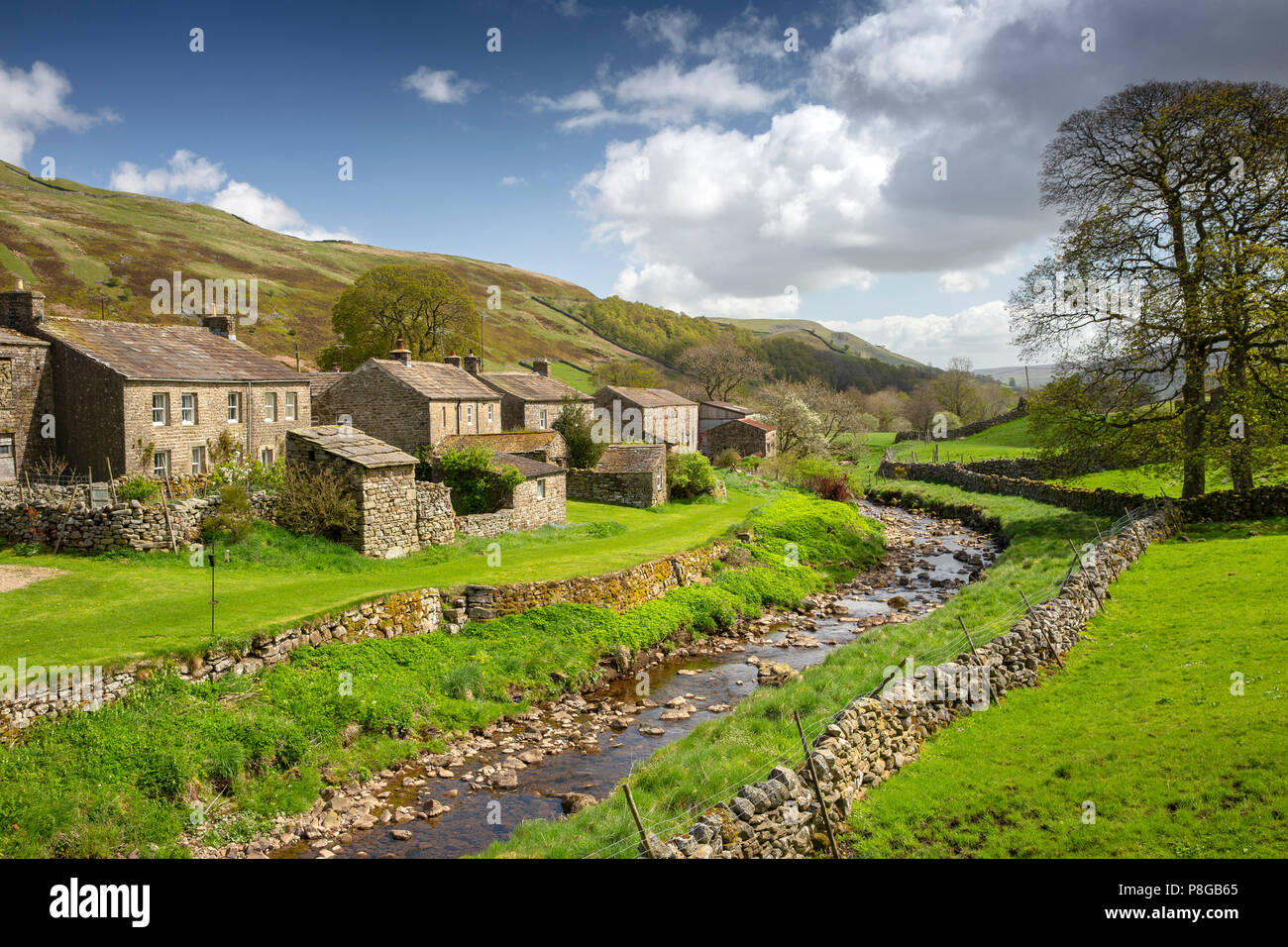 Royaume-uni, Angleterre, dans le Yorkshire, Swaledale, Thwaite, maisons de village aux côtés de Beck de paille Banque D'Images