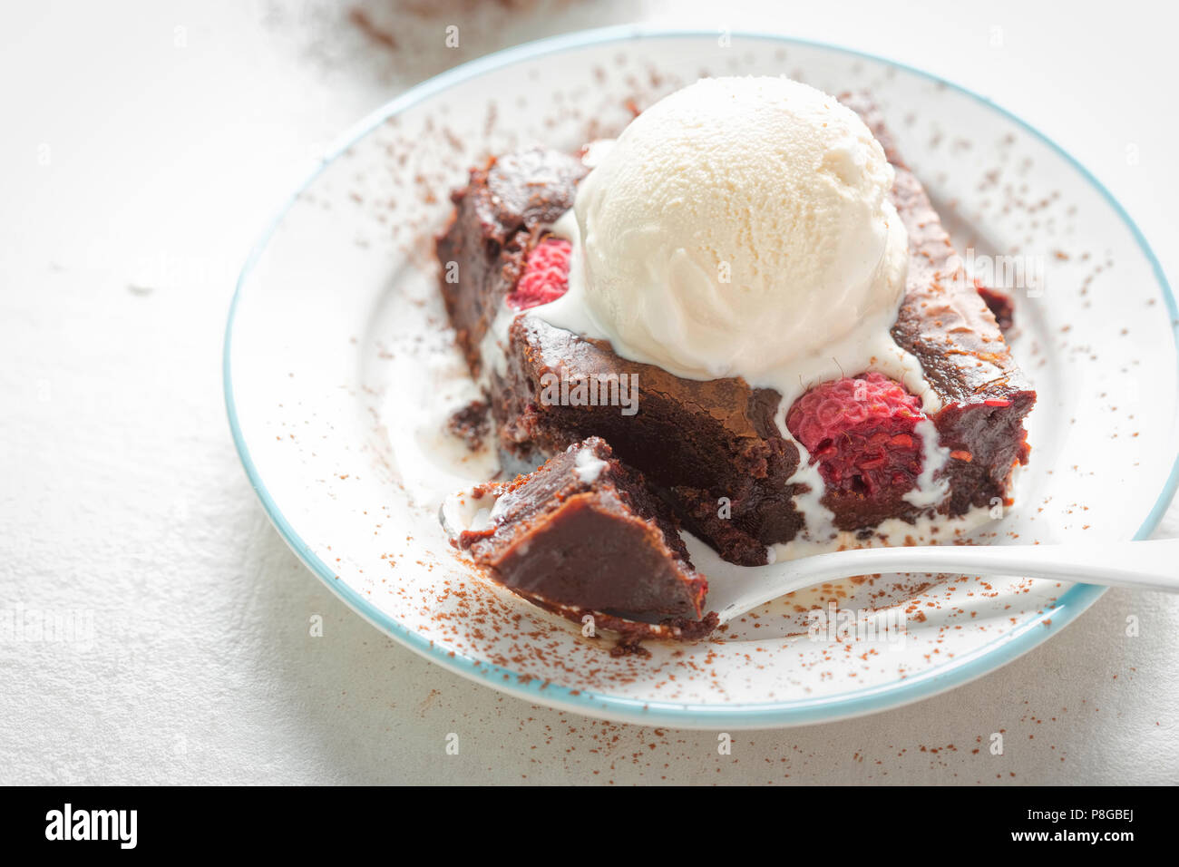 Brownies au chocolat framboise, glace vanille crème Banque D'Images