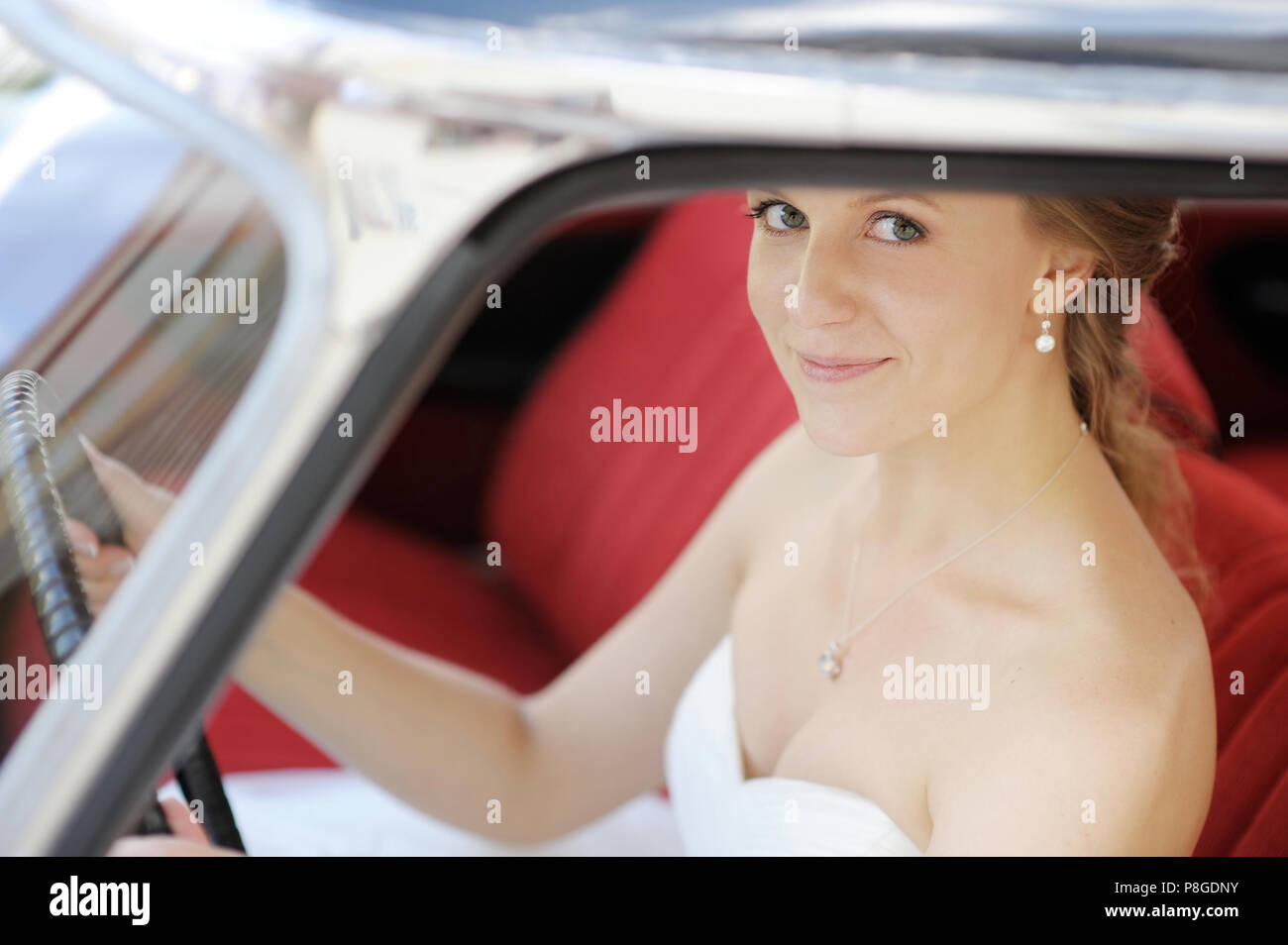 Belle jeune femme portrait dans une voiture de mariage vintage Banque D'Images