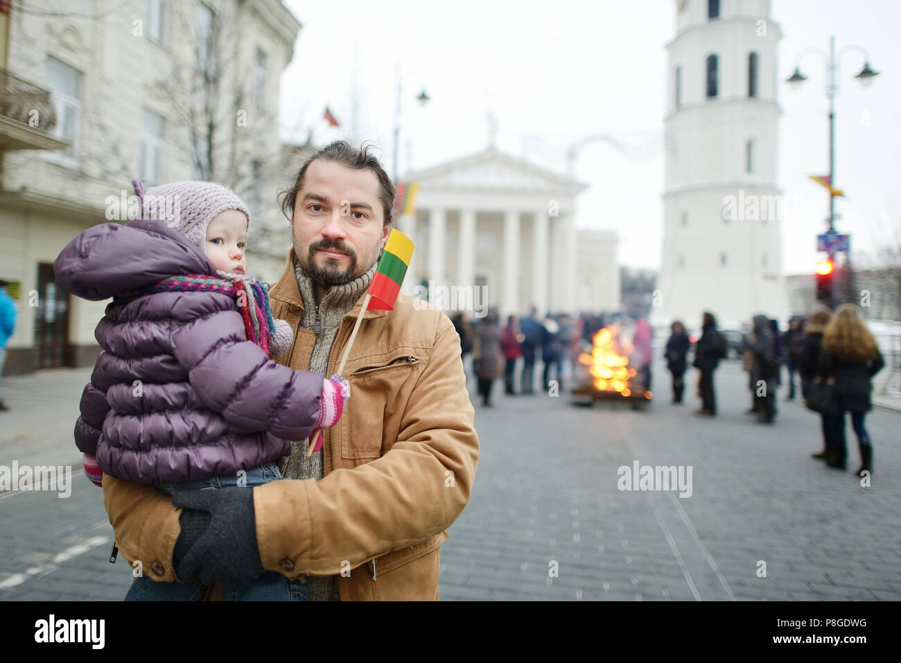 Père et fille avec un drapeau sur le jour de l'indépendance lituanienne Banque D'Images